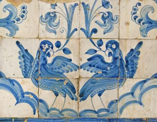 Dekoratives Paneel mit Tauben, die Lilien im Schnabel tragen, Tarouca, Portugal